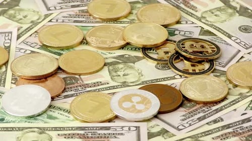 Pièces cryptographiques en or tournant sur des billets de 50 dollars. Crypto-monnaie Internet virtuelle mondiale.