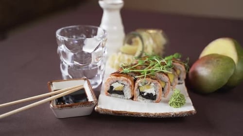 A câmera se afasta do conjunto de sushi lindamente decorado em um prato