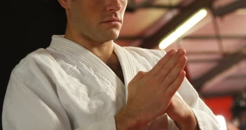 Mann übt Karate
