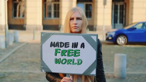 Slogan Made in a Free World sur les actions de protestation dans la ville