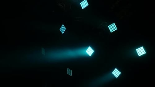 Lichter im Nachtclub. Spotlight, Kopf, Scanner. Ausrüstung für Beleuchtung. Blaues Licht im Dunkeln