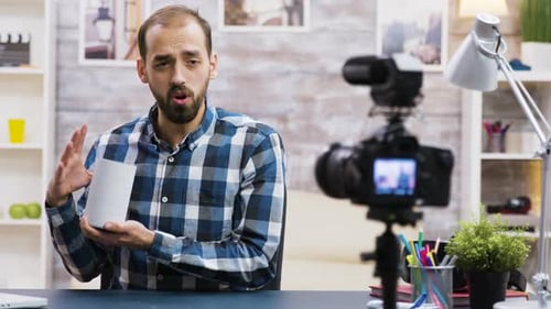 Berühmter Vlogger filmt Smart Speaker Review für seine Follower