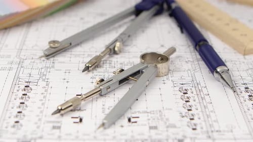 Sur la table se trouve un dessin pour les constructeurs et la papeterie. Gros plan