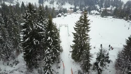 Survol d'une station de ski dans les Carpates. Vue aérienne de personnes qui descendent sur des skis
