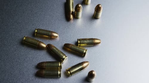 Filmmusik rotierende Aufnahme von Kugeln auf einer metallischen Oberfläche - BULLETS 046