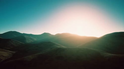 Collines avec rochers au coucher du soleil