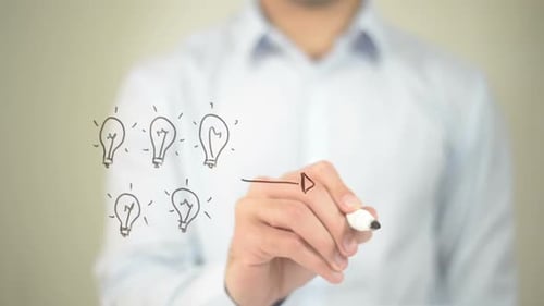 Ideenkonzept mit Glühbirnen, Geschäftsmann schreibt auf transparentem Bildschirm