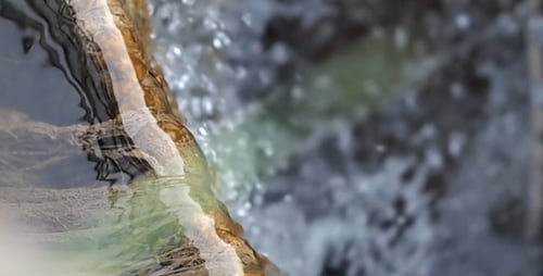El agua fluye hacia la cueva 2
