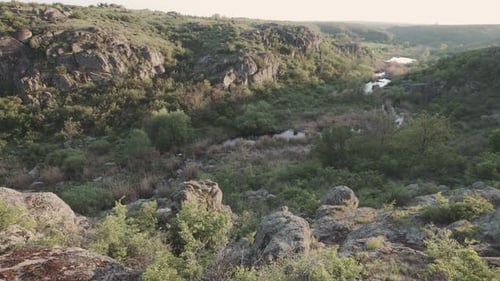 Drohnenaufnahme des wunderschönen Canyons in der Ukraine