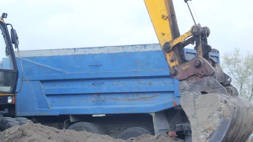 Bagger gräbt den Boden