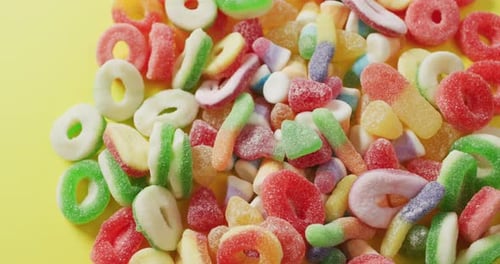 Video von bunten Gelee-Bonbons auf gelbem Hintergrund