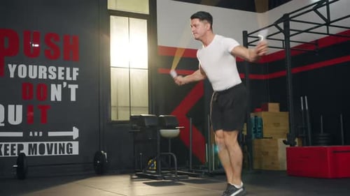 4K kaukasischer Mann trainiert Sporttraining beim Springen von Springseilen im Fitnessstudio.