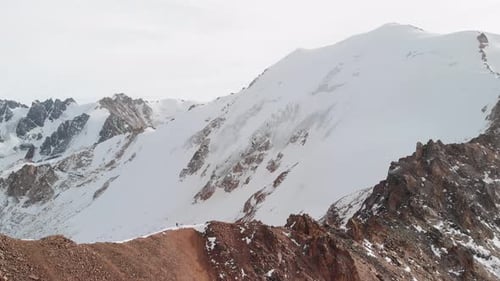 Homme qui marche au sommet de la montagne paysage aérien