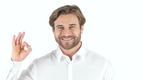 Okay Sign by Man auf weißem Hintergrund