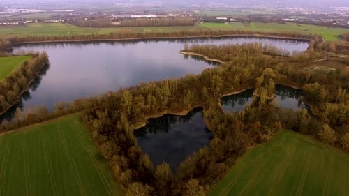 Ein großer See und drei kleine Teiche von oben.