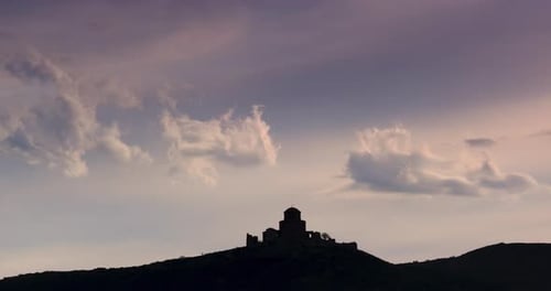 Zeitraffer mit Blick auf das alte Jvari-Kloster in Mtskheta, Georgia