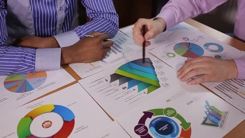 Geschäftsleute diskutieren über Infografiken