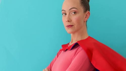 Femme sûre d'elle dans Red Cape Super Hero