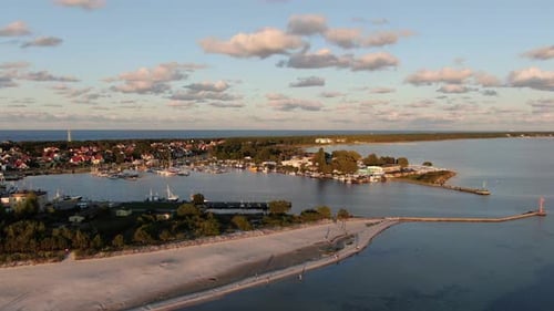 Survol du port de Jastarnia sur la péninsule de Hel sur la mer Baltique en Pologne