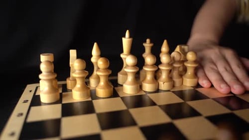 Gros plan de deux rangées de pièces d'échecs blanches sur un échiquier