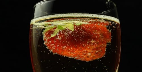 Fresa en copa de vino espumoso