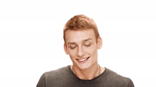 Junger gutaussehender Mann, der lächelt und über weißem Hintergrund spricht