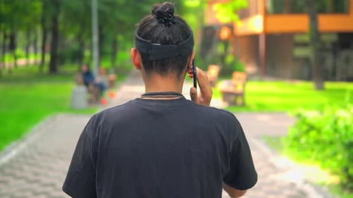 Vue arrière Guy a une conversation téléphonique en fuite