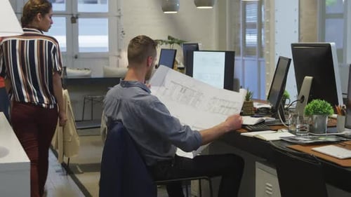Empresarios que trabajan en una oficina moderna