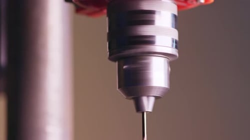 Slider Pan Shot einer Bohrmaschine in der Werkstatt