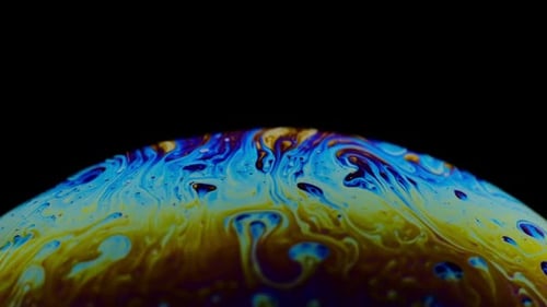 Virtual-Reality-Raum mit abstraktem mehrfarbigem psychedelischem Planeten. Nahaufnahme Seifenblase wie ein Alien