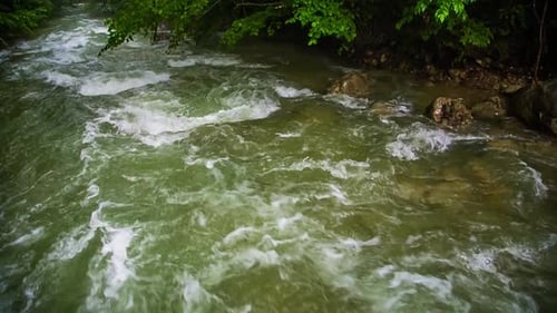 Débit de la haute rivière montagneuse
