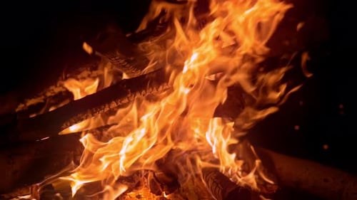 Feuer aus Holz (4K)