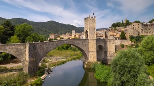 El puente y el río Fluvià en Besalú, Girona, Cataluña, España