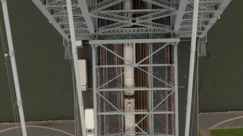 LUFTAUFNAHME: Nahaufnahme oben oben nach unten Birds View Flug über Brücke mit Autoverkehr und U-Bahn