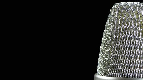 Microphone à condensateur de studio pivotant sur fond noir
