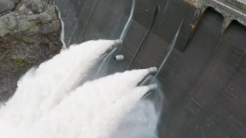 Wasserkraftwerk pumpt Wasser durch eine Staudamm-Zeitlupe