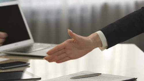 Parceiros de negócios assinando contrato e apertando as mãos, negócio, decisão estratégica