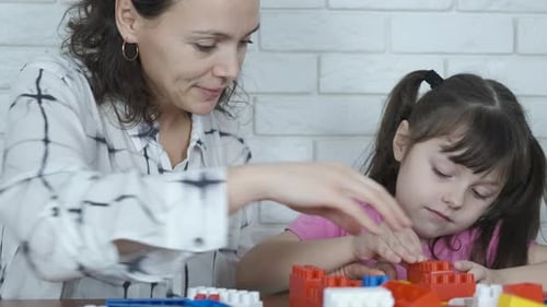 Die Familie spielt mit dem Konstruktor.