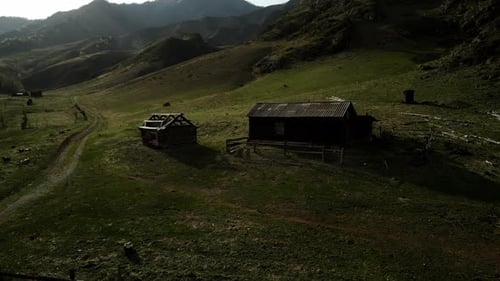 Hautes montagnes contre le ciel blanc