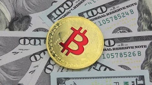 Bitcoin und Kryptowährung auf Banknoten im Wert von einhundert Dollar