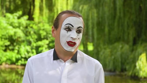 Pantomime im Park zeigt Pantomime, Emotionen, Abscheulichkeit