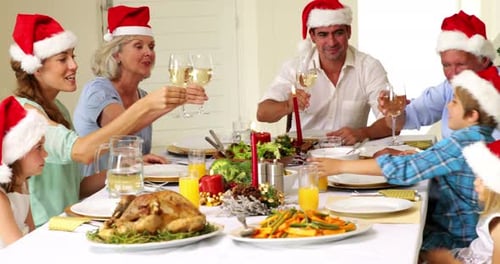Família extensa brindando na ceia de Natal 4k