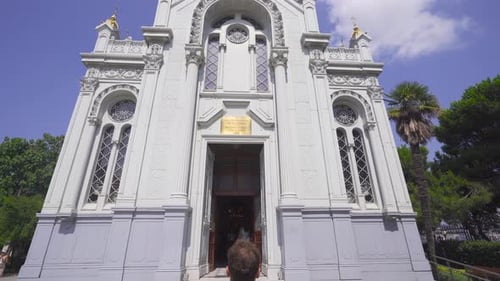 Eingang zur Kirche.