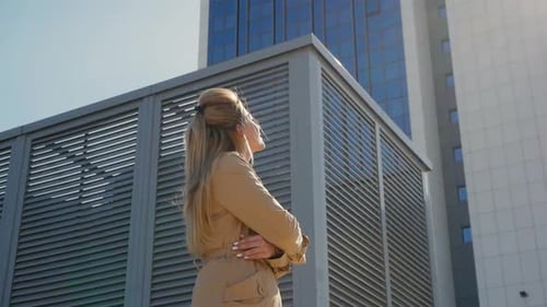 Frau genießt sonnigen Tag