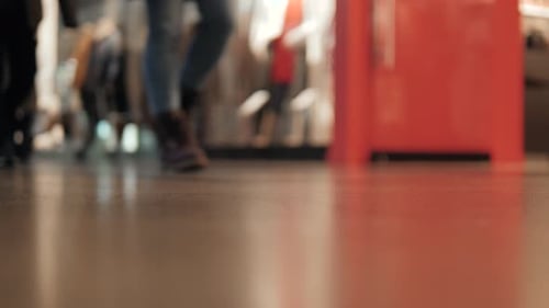 Einkaufen Menschen in Bewegung Unschärfe Beine der Menge Mann Frau Mann Nicht wiederzuerkennen Modegruppe Weihnachten