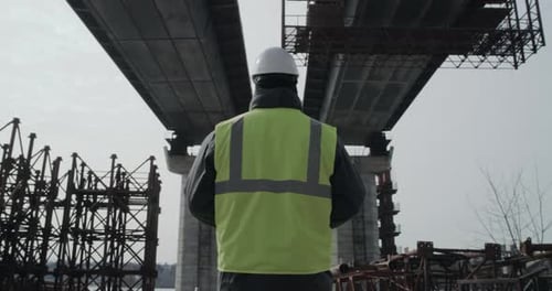 Unerkennbarer Ingenieur untersucht Betonbrücke