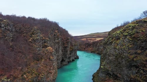 Wasserdrohne fließt zwischen felsigen Klippen des Canyons
