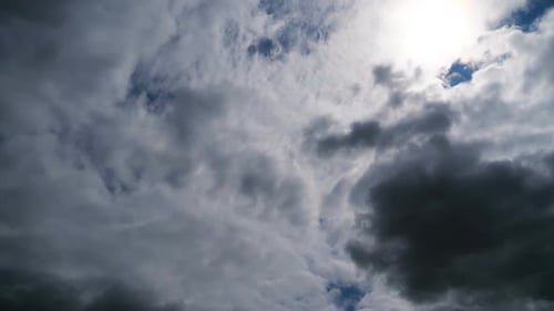 Nuvens se movem suavemente no céu azul no fundo do sol. Timelapse