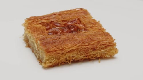 Dessert turc Kunefe isolé sur fond blanc