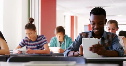 Les élèves utilisent des tablettes numériques en classe